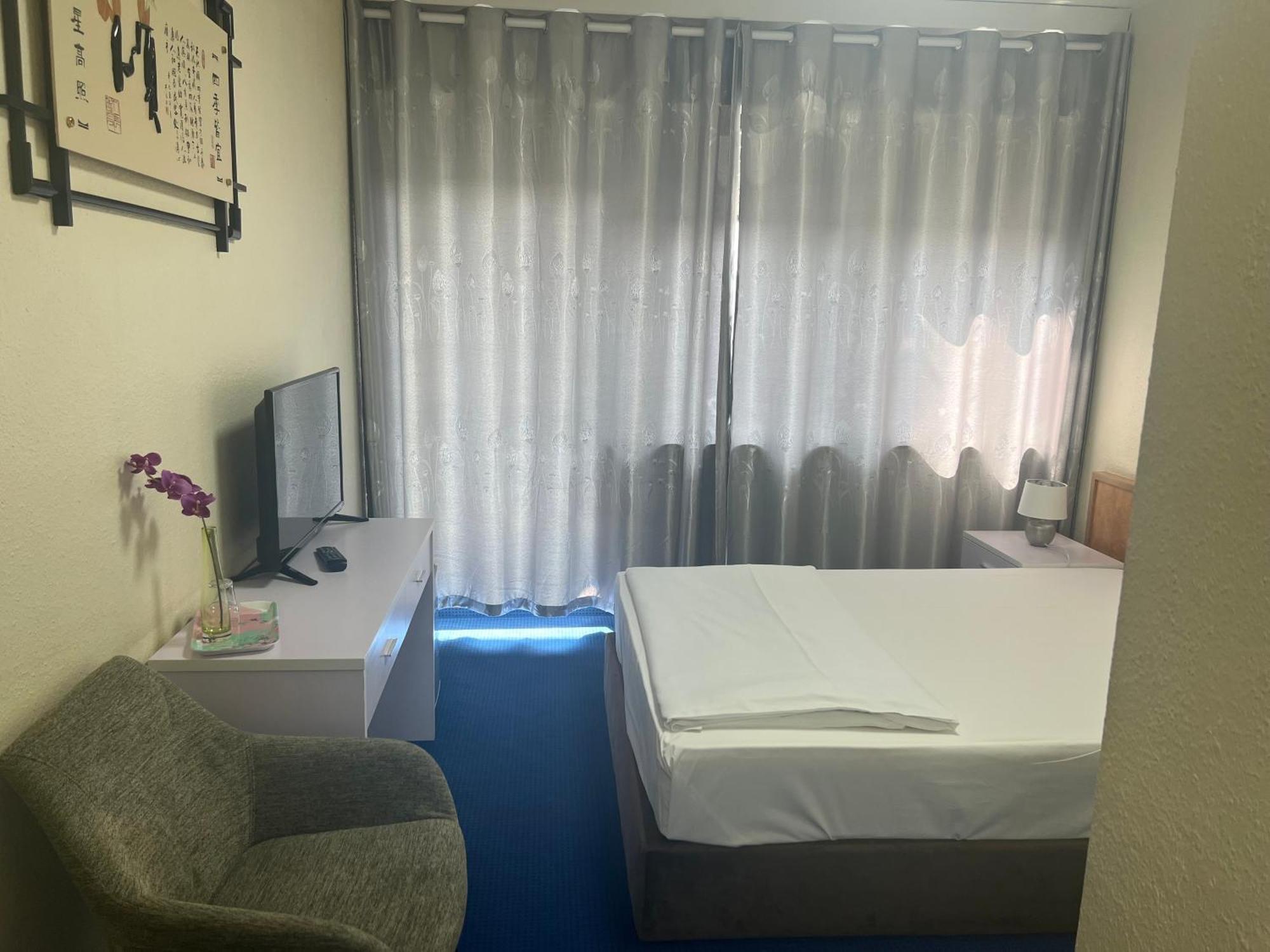 Hotel Am Flughafen Кёльн Экстерьер фото
