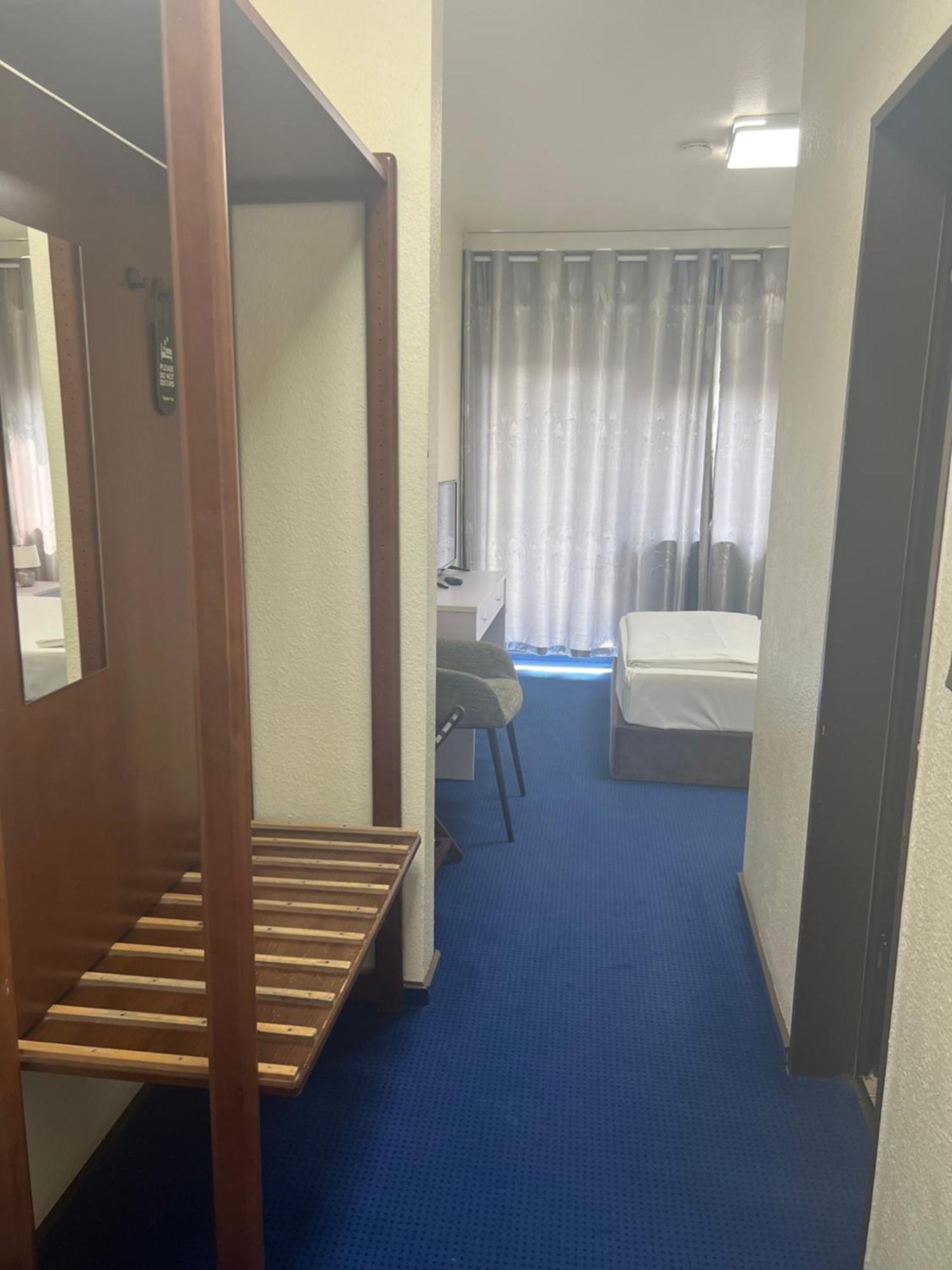 Hotel Am Flughafen Кёльн Экстерьер фото