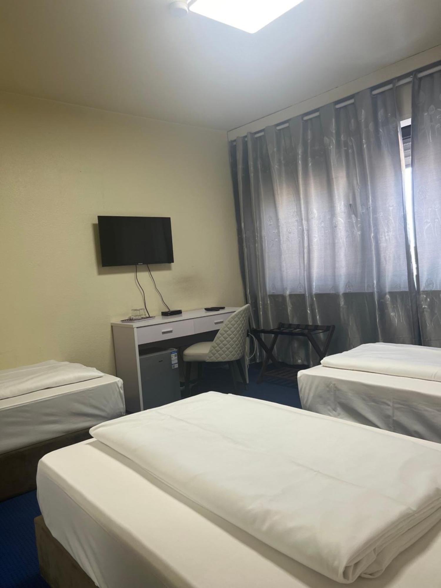 Hotel Am Flughafen Кёльн Экстерьер фото