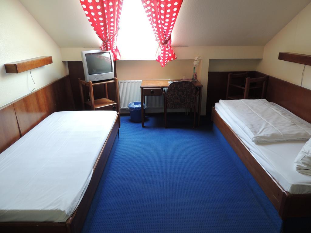 Hotel Am Flughafen Кёльн Экстерьер фото